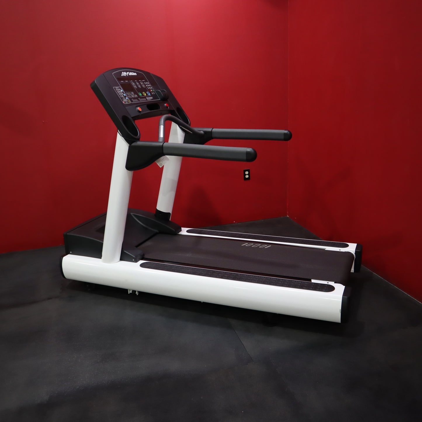 Life Fitness Integrity Series Treadmill CLST (Refurbished)