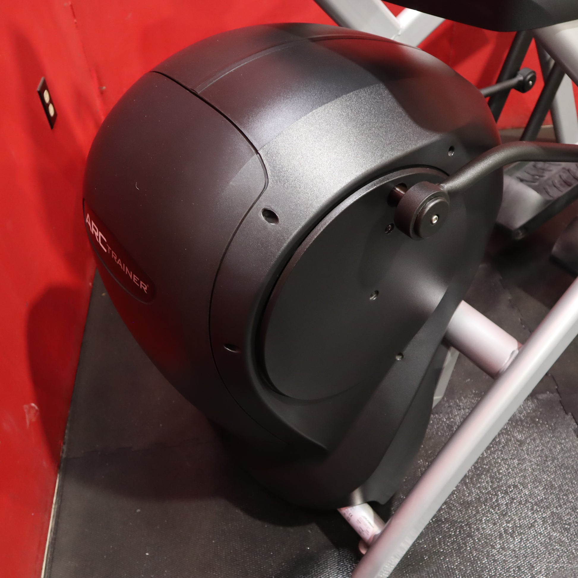 Life Fitness INTLS Lower Body Arc Trainer (Remanufactured)