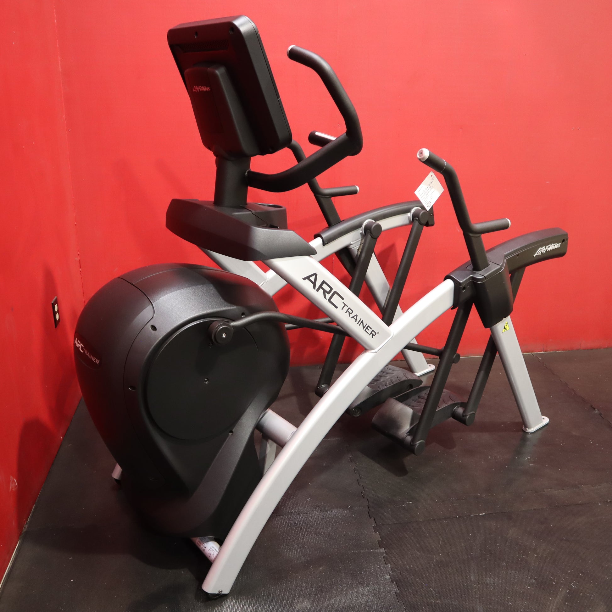 Life Fitness INTLS Lower Body Arc Trainer (Remanufactured)