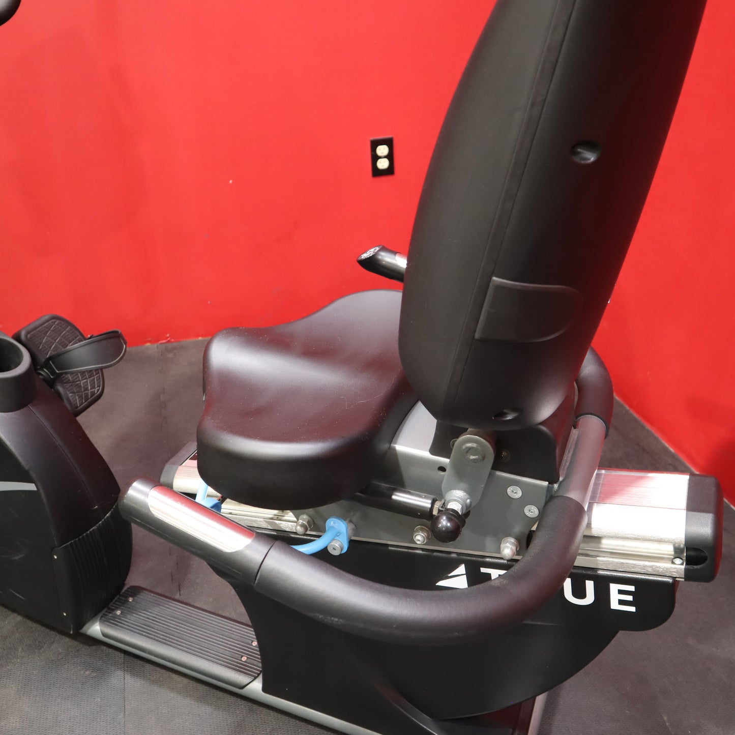 True Fitness 900 Recumbent Bike (Refurbished)