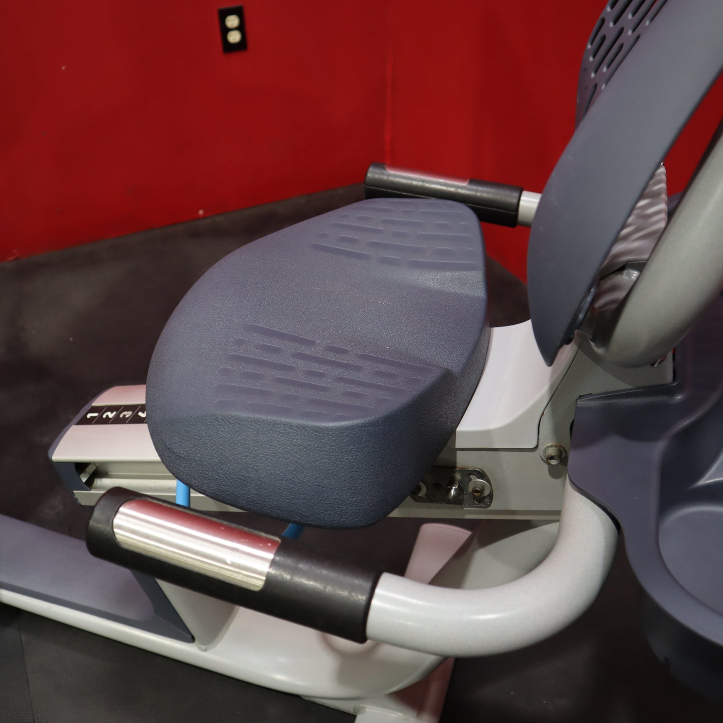 Precor RBK 885 Recumbent Bike w/P82 Consola (Reacondicionado)