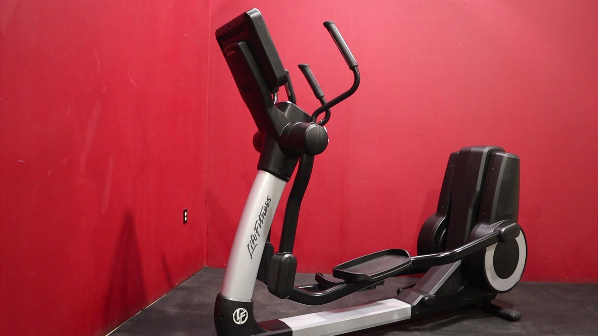 Life Fitness Discover 95X Elliptical Trainer w/ SE Display (Remanufactured)