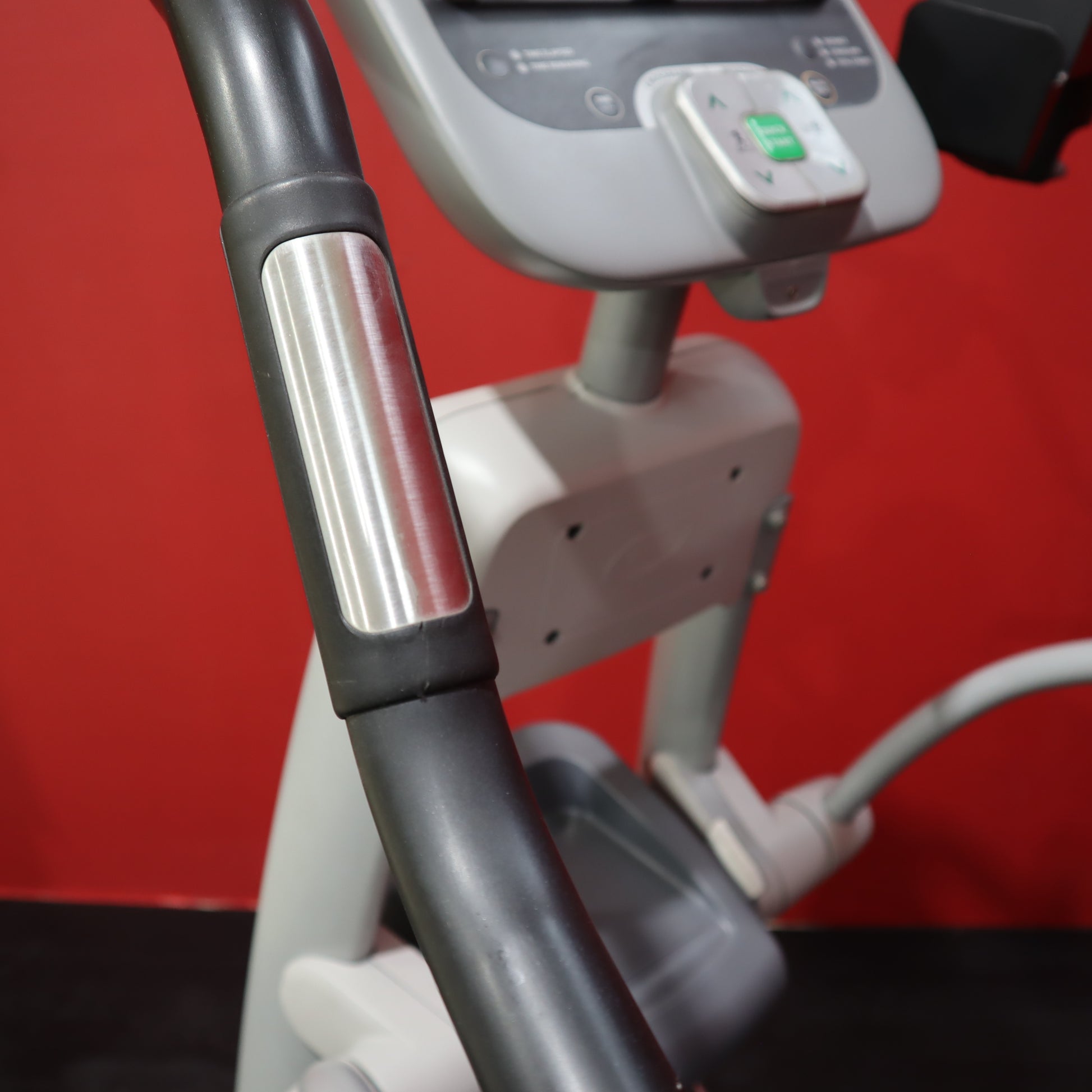 Precor EFX 546i Lower Body Elliptical Trainer w/Experience Console (Remanufactured)