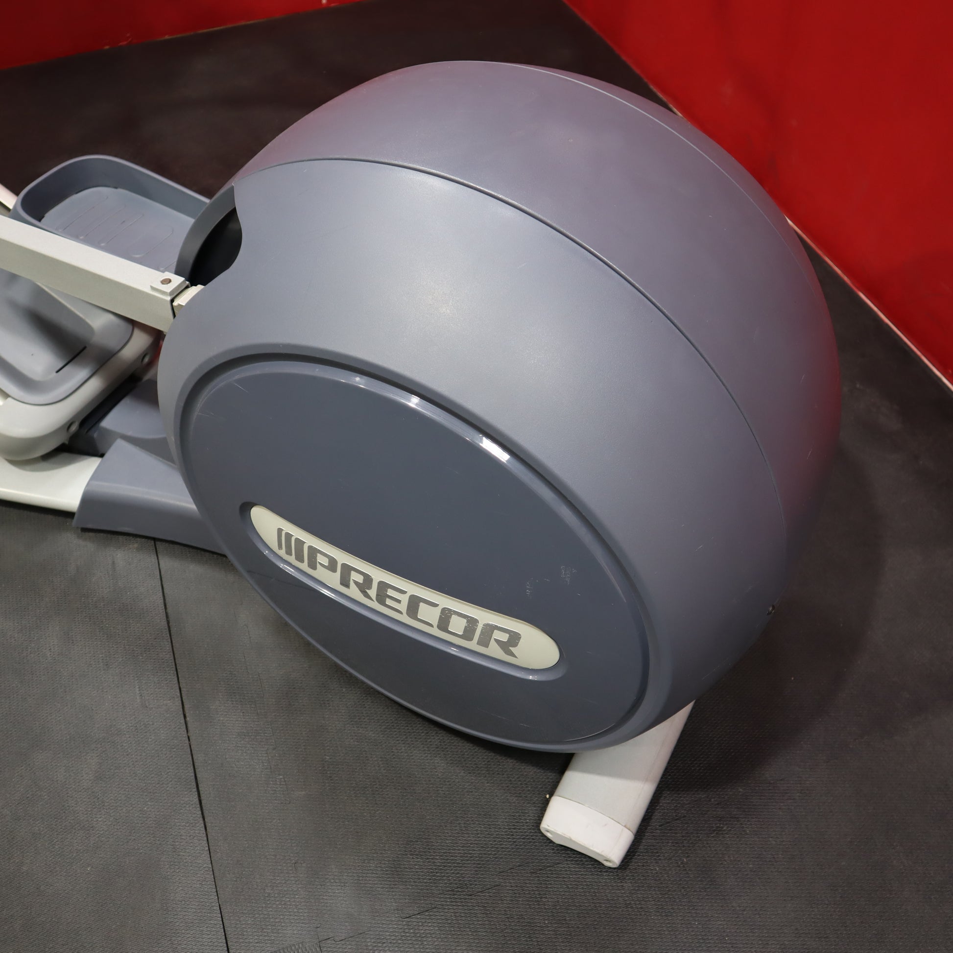 Precor EFX 833 Entrenador elíptico de cuerpo inferior con consola P30 (reacondicionado)