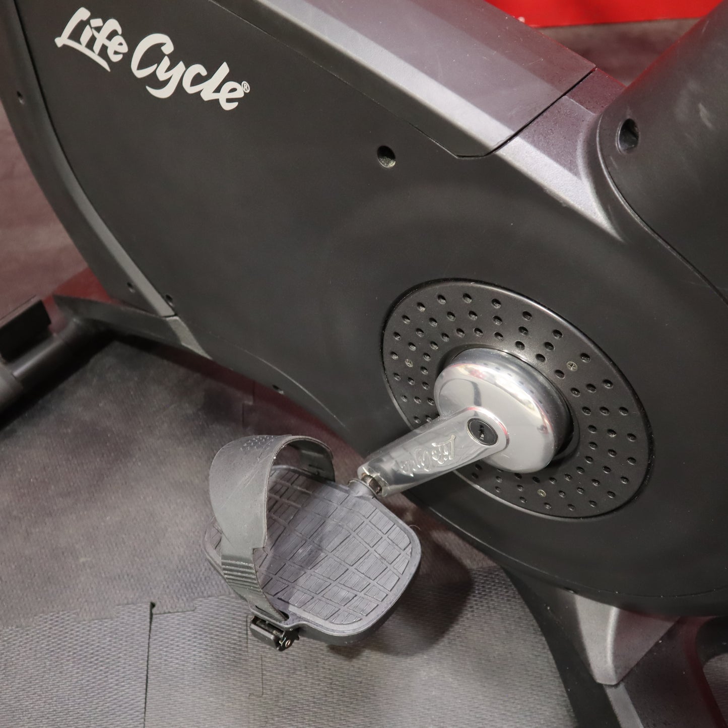 Life Fitness Discover SE 95C Elevación bicicleta vertical (reformado)