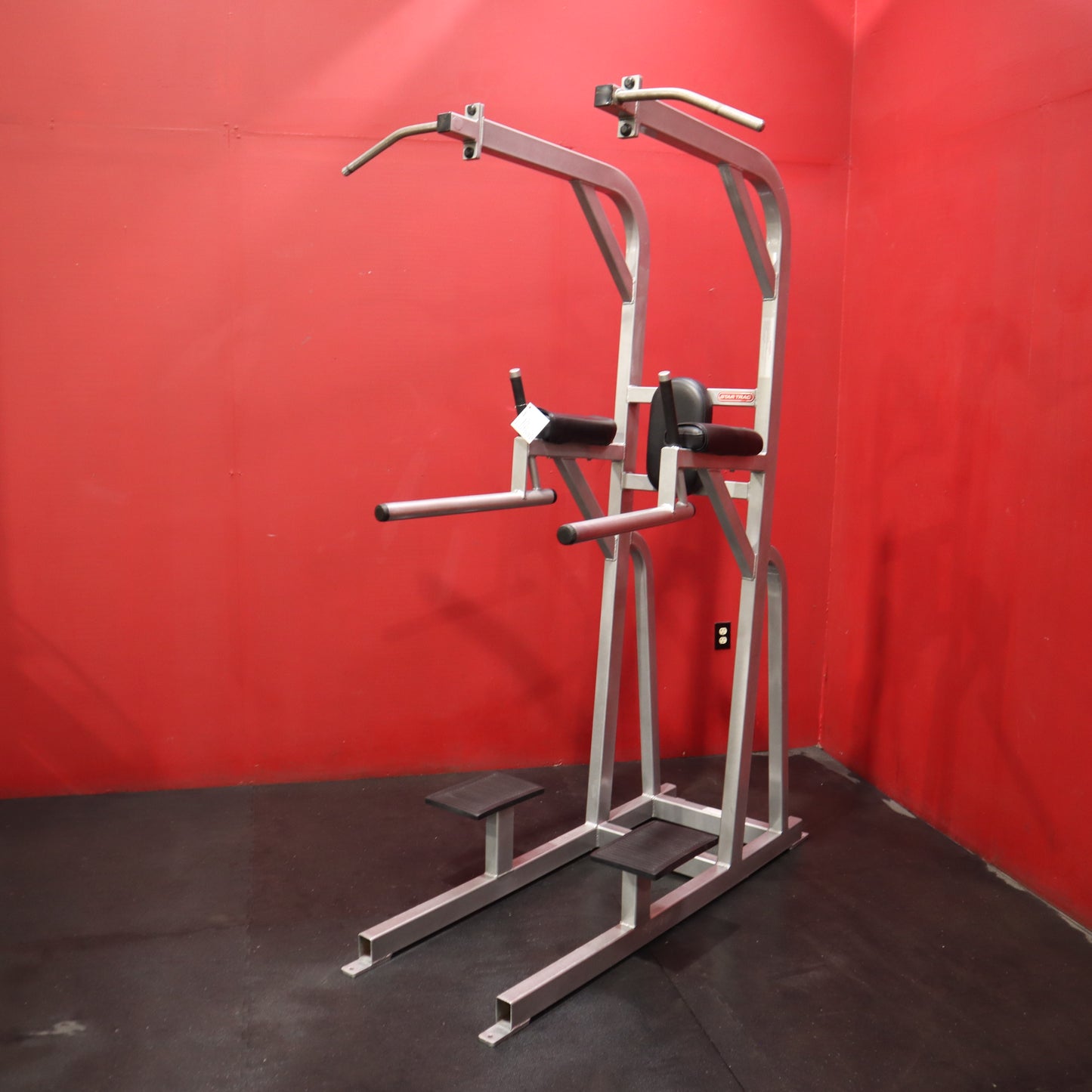 Star Trac F-617 Pull Up/Dip/Leg Raise (Reacondicionado)