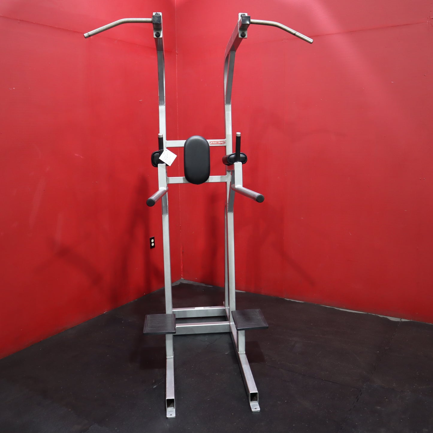 Star Trac F-617 Pull Up/Dip/Leg Raise (Reacondicionado)