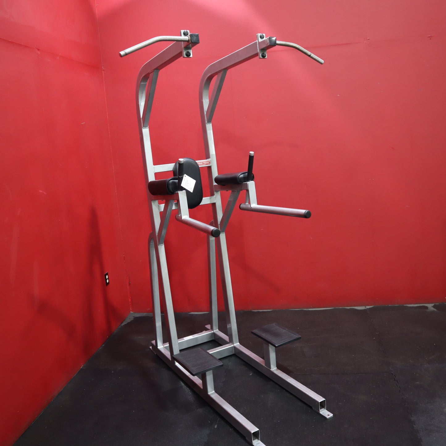 Star Trac F-617 Pull Up/Dip/Leg Raise (Reacondicionado)