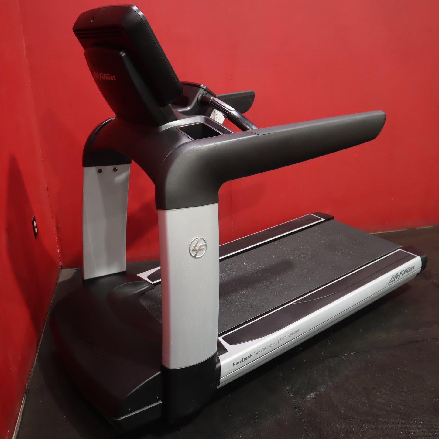 Life Fitness Discover SE 95T Elevation Treadmill (Refurbished)