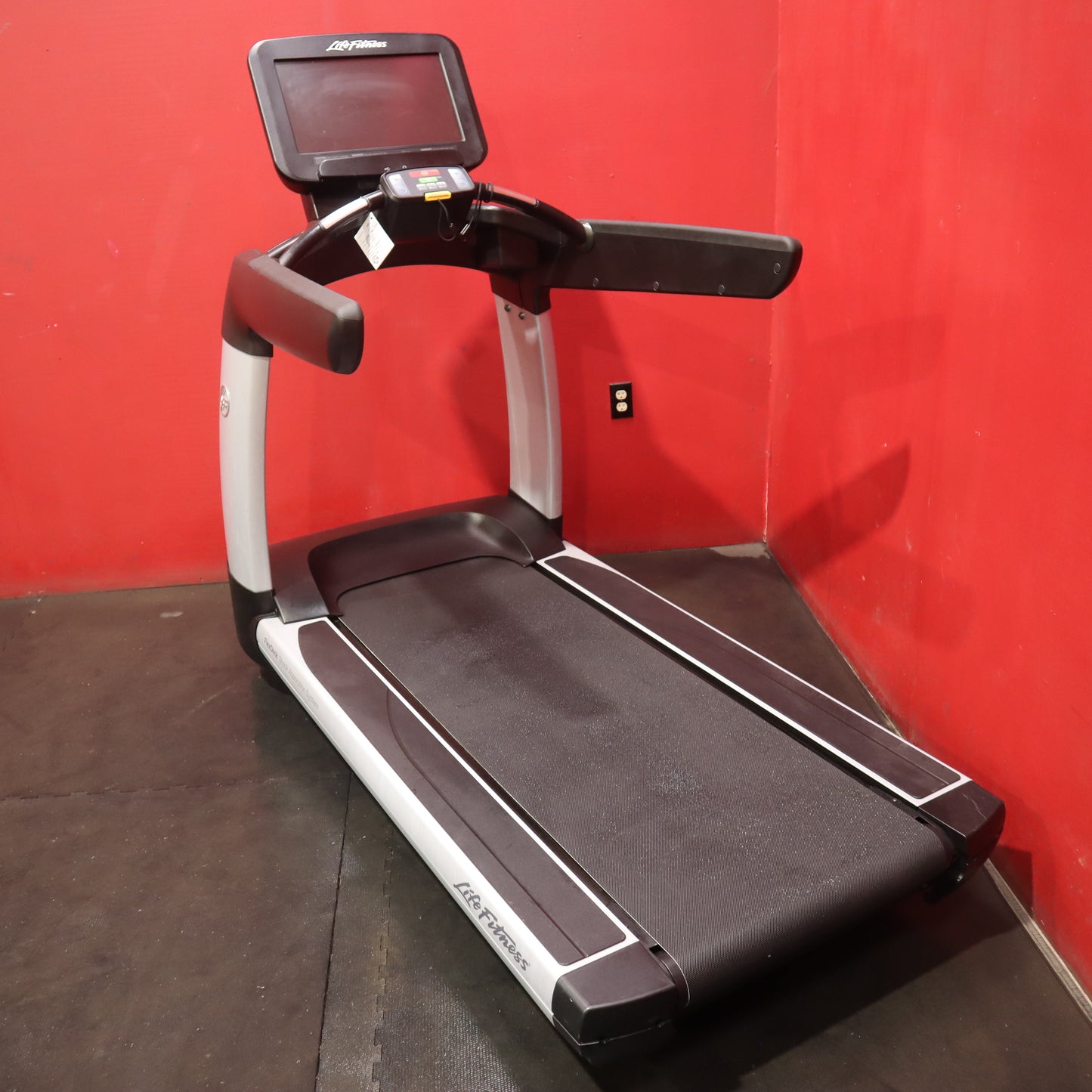 Life Fitness Discover SE 95T Elevation Treadmill (Refurbished)