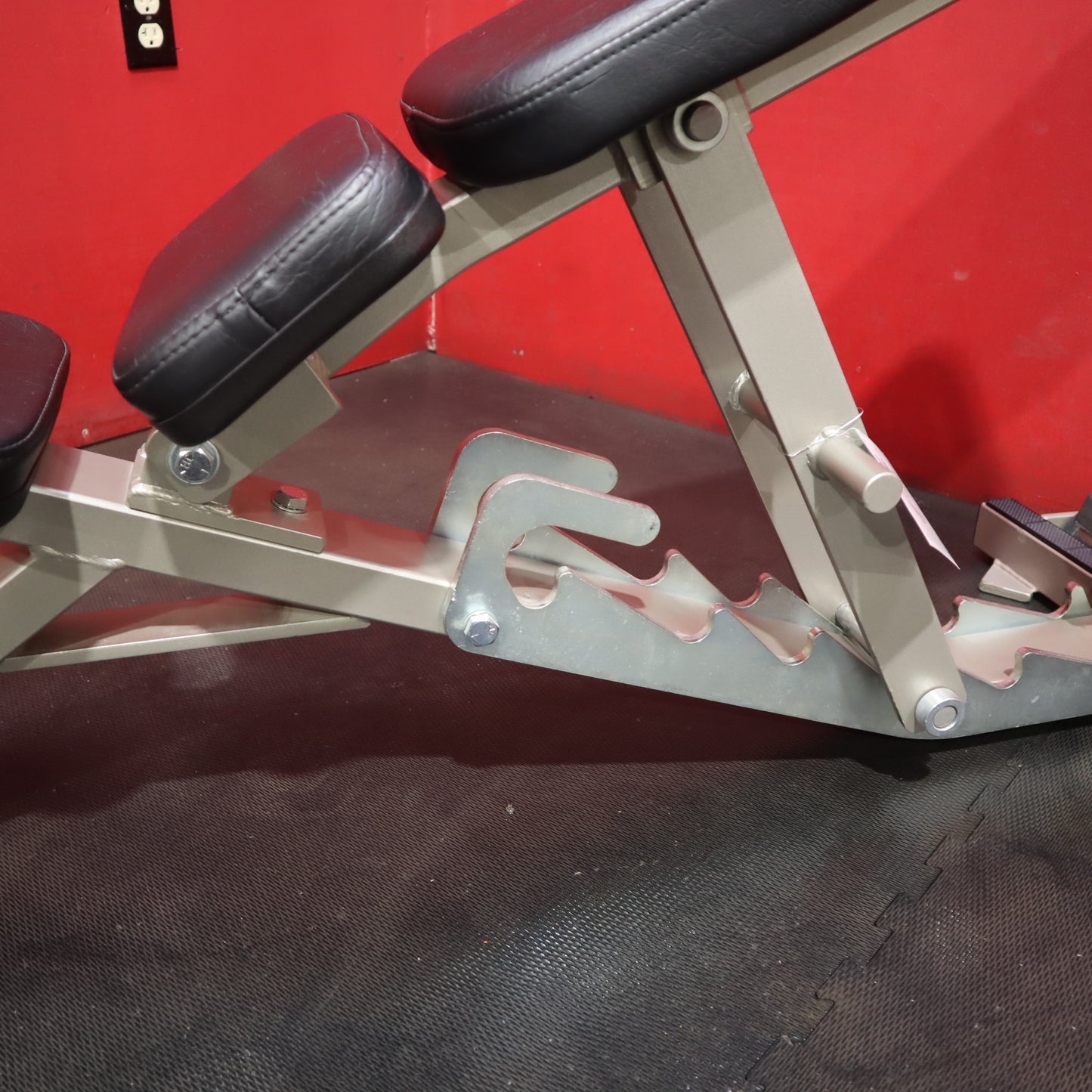 Hammer Strength Adjustable Bench (Refurbished)