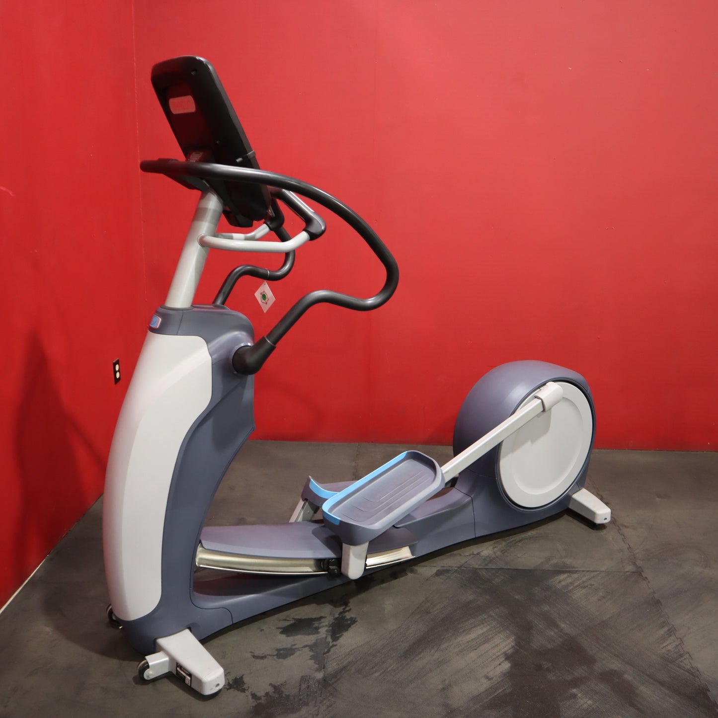 Precor EFX 833 Entrenador elíptico de cuerpo inferior con consola P30 (Crossramp convergente) * Reacondicionado *