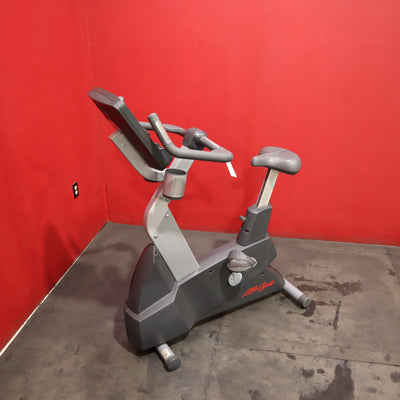 Bicicleta vertical Life Fitness Integrity CLSC (restaurada)