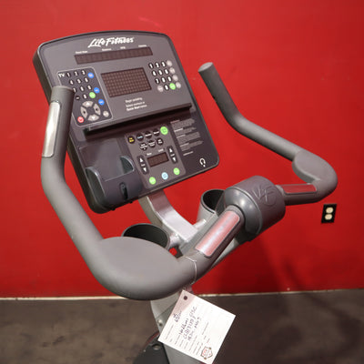 Bicicleta vertical Life Fitness Integrity CLSC (restaurada)