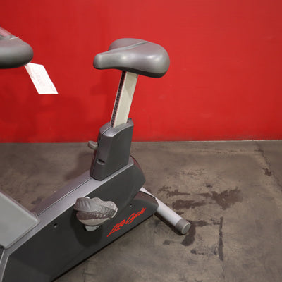 Bicicleta vertical Life Fitness Integrity CLSC (restaurada)
