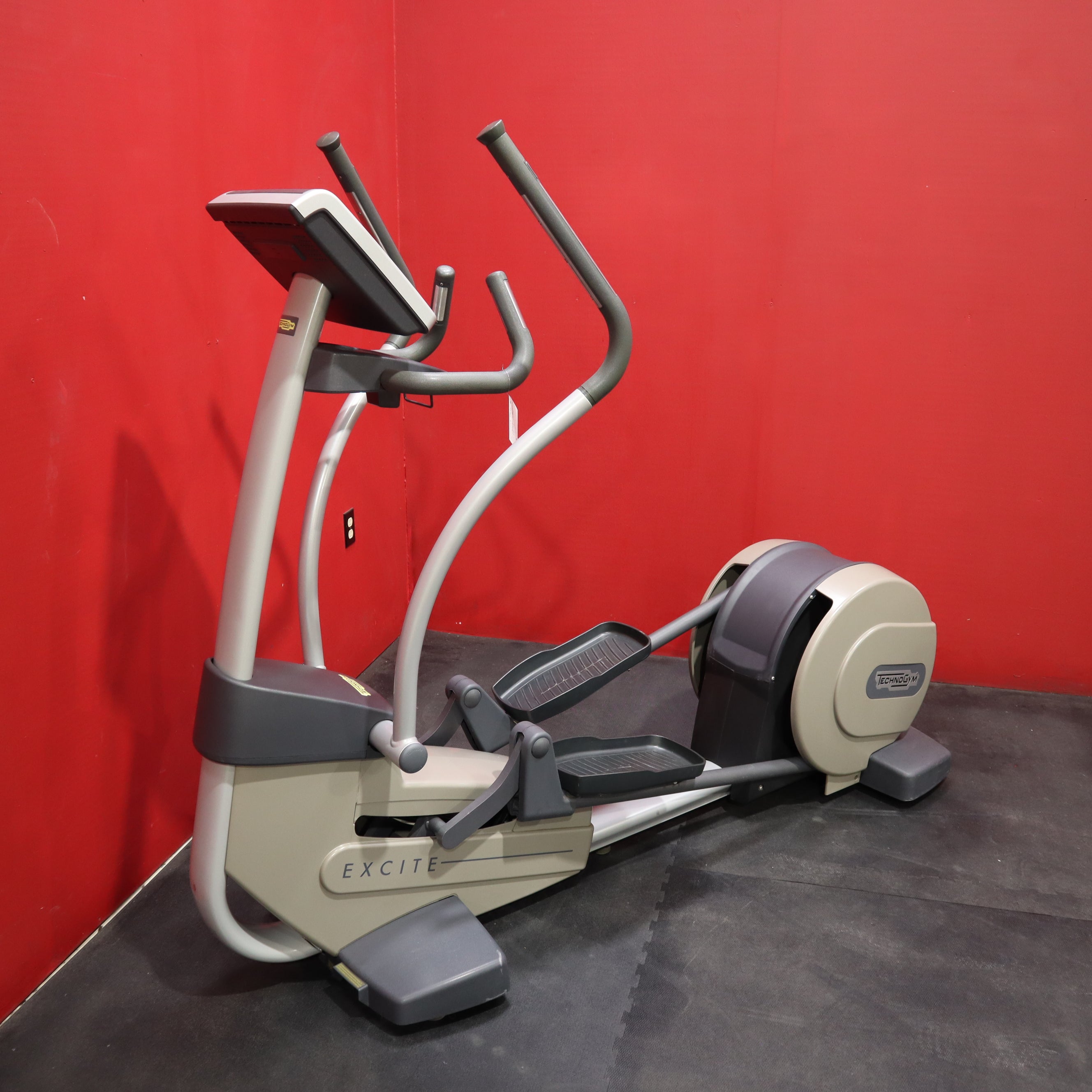 Technogym elliptical hot sale cross trainer