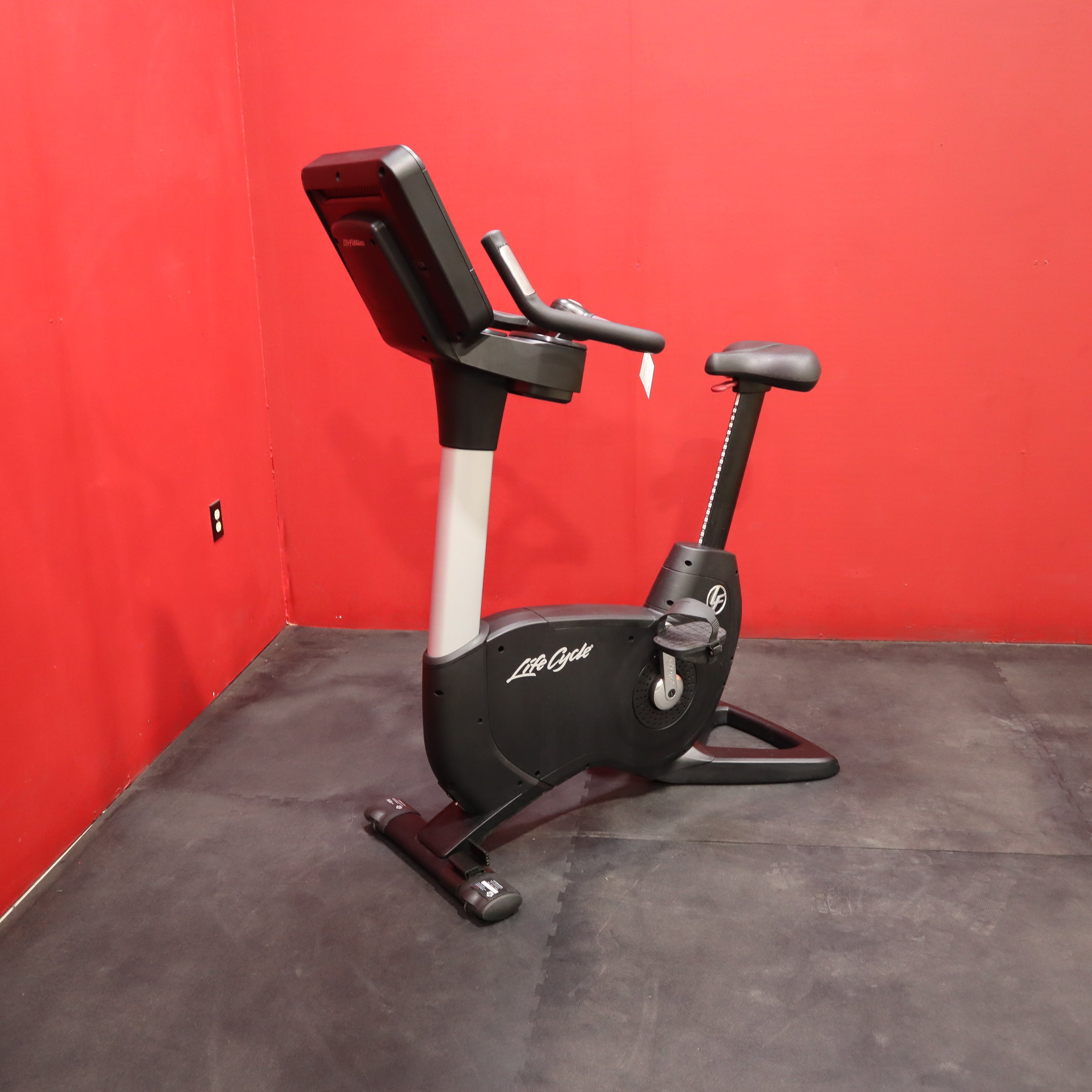 Life Fitness Discover SE 95C Elevation Upright Bike Refurbished