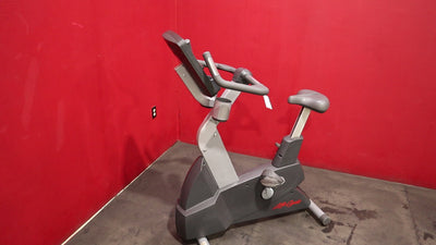 Bicicleta vertical Life Fitness Integrity CLSC (restaurada)