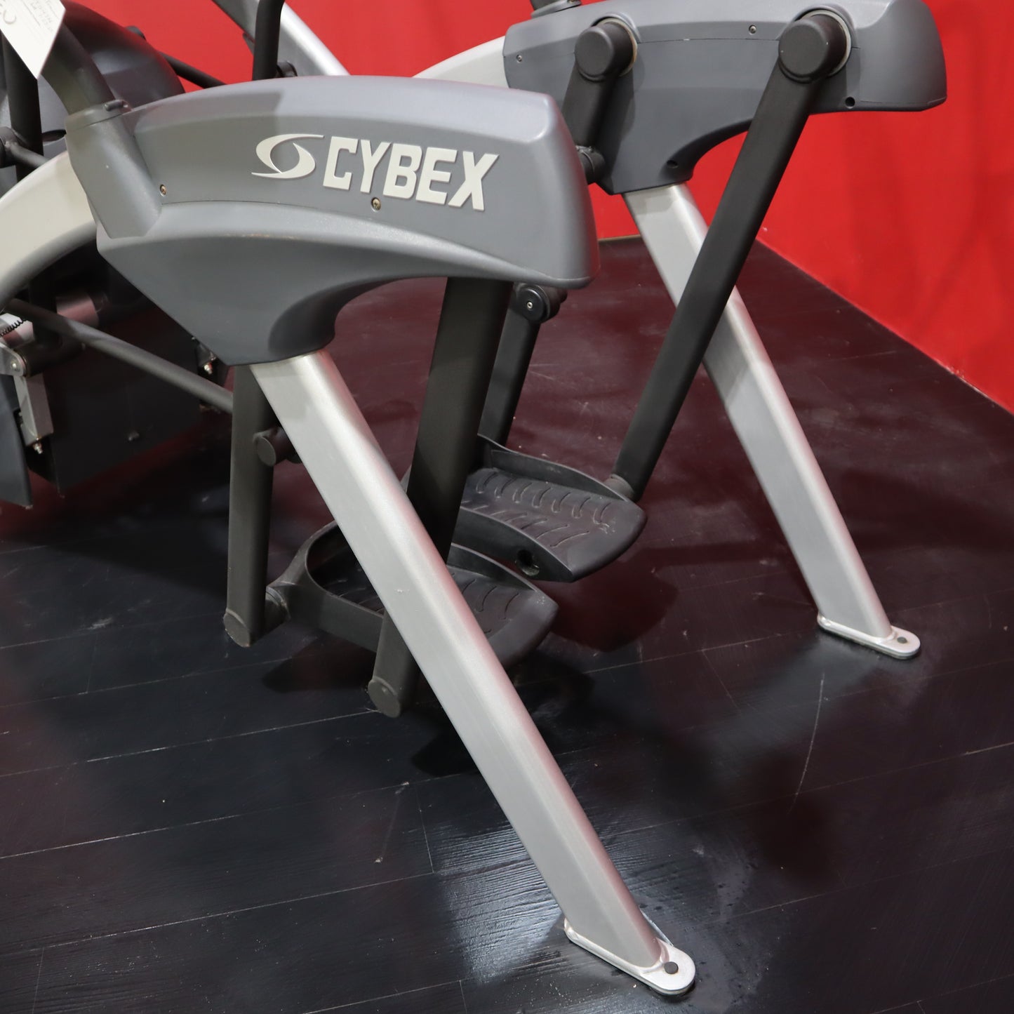 Cybex 771AT Entrenador de arco de cuerpo total con consola E3 (reacondicionado)