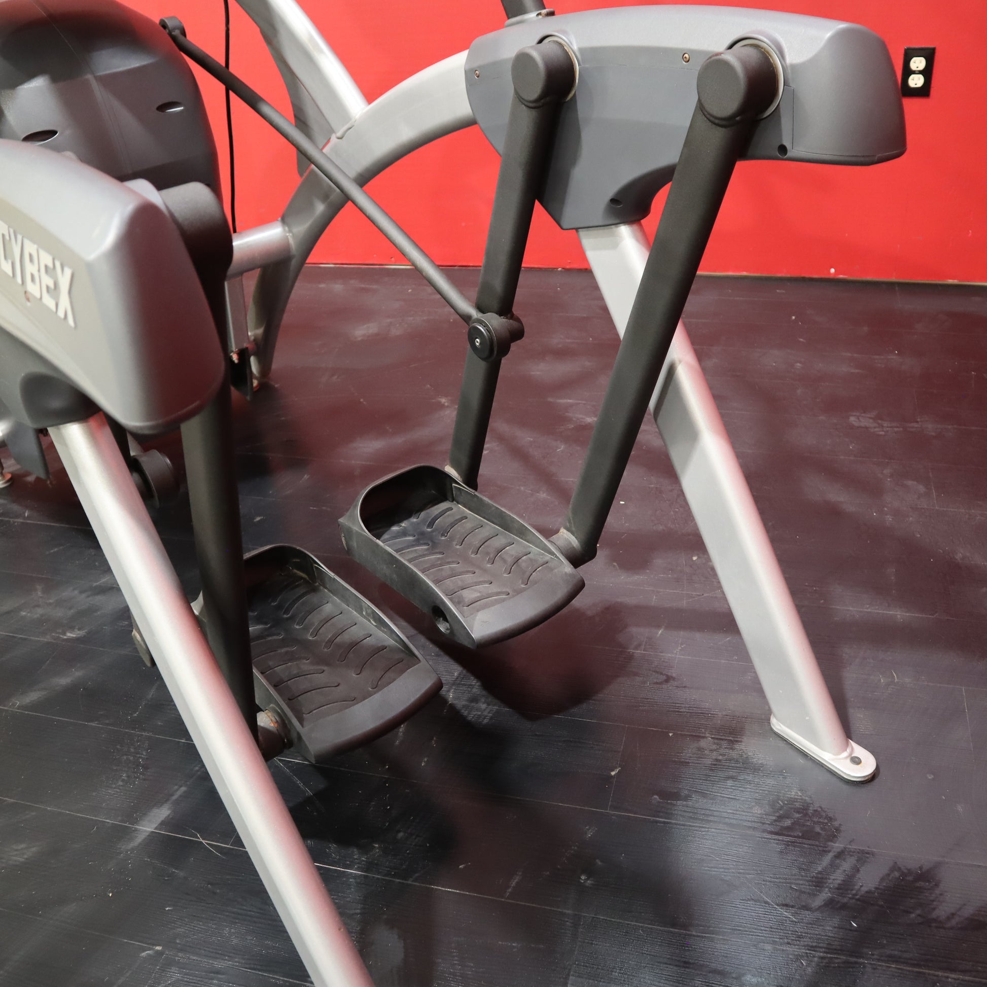Cybex 771A Lower Body Arc Trainer w/E3 Console (Remanufactured)