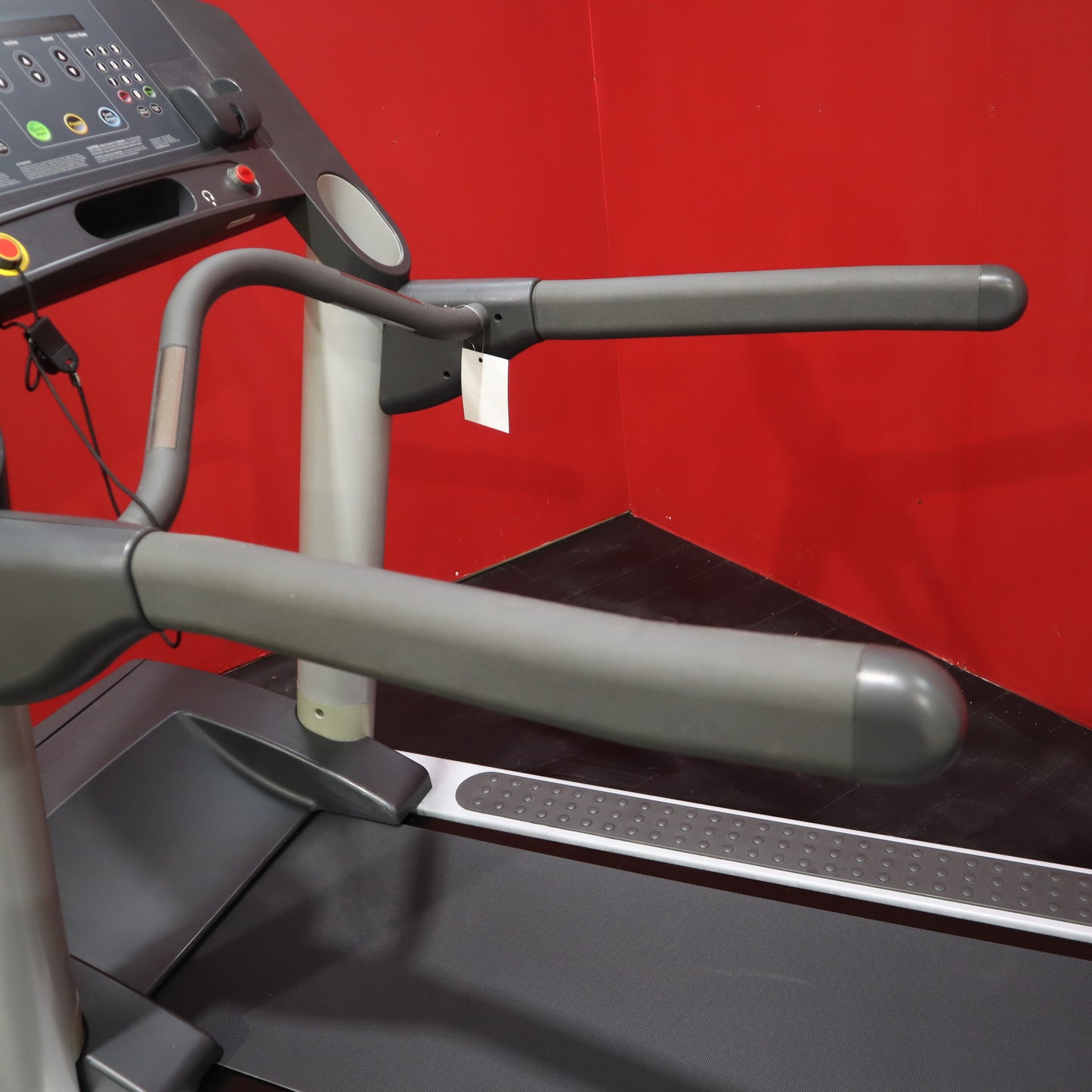 Life Fitness CLST Integrity Series Treadmill (Light Gray) *Refurbished*